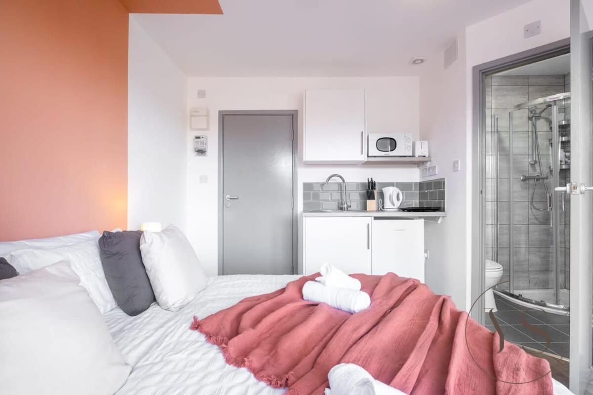 Stoke-on-Trent Sienna Longton Studio 2D - Wi-Fi, Alton Towers, Netflix מראה חיצוני תמונה
